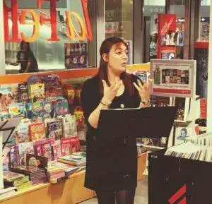 L'attrice Marina Di Paola durante un reading alla Feltrinelli