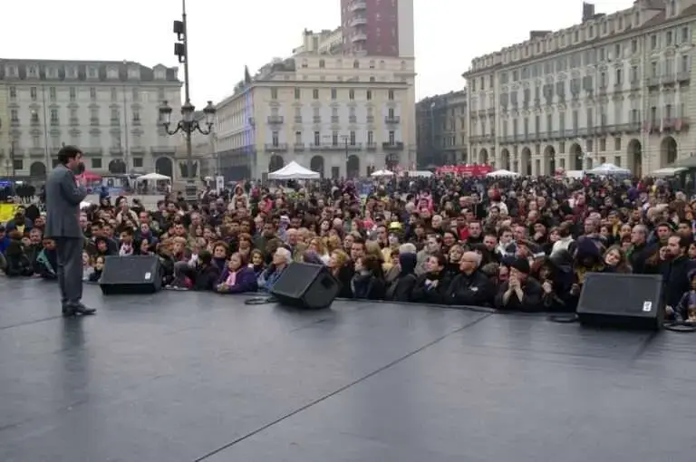 Valter carignano presenta una manifestazione in Piazza Castello a Torino