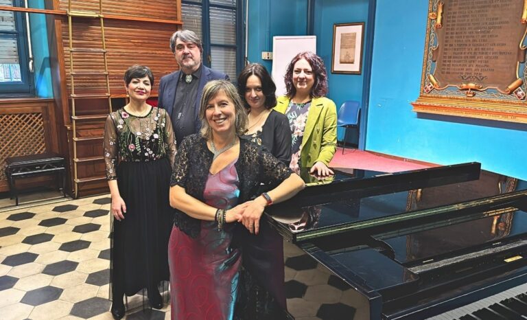 Foto degli artisti dell'Opera Rinata impegnati nello spettacolo di musica da camera vocale, poesia e narrazione STRADE, SOGNI, SENTIERI domenica 24 maggio alle 16 per la stagione ARMONIE SEGRETE nella biblioteca dell'Educatorio della Provvidenza, corso Trento 13, Torino