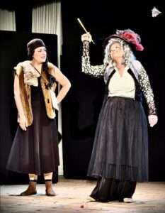 Una scena tratta dalle Giallocomiche del commissario Pautasso, format di teatro comico in scena dal 2014. In questa foto le attrici Marina Di Paola e Roberta Wildmann.