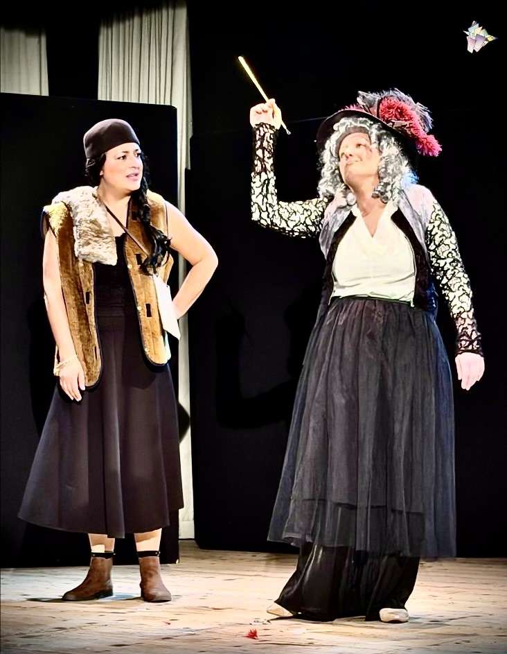 Una scena tratta dalle Giallocomiche del commissario Pautasso, format di teatro comico in scena dal 2014. In questa foto le attrici Marina Di Paola e Roberta Wildmann.